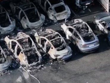 Zjarr në dyqanin e Teslas në Romë – digjen 17 automjete