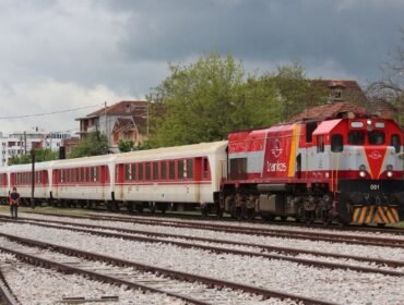 Ndalet qarkullimi i trenit për një orë në Fushë Kosovë – punëtorët e “Trainkos” kërkojnë rritjen e pagave