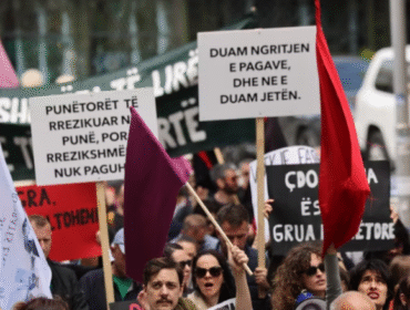 Punëtorët në Kosovë protestojnë për të drejtat e tyre, kërkojnë rritjen e pagave