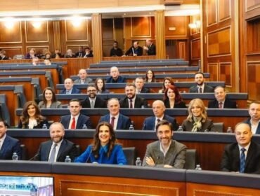 Gazetari Vullnet Krasniqi ka thënë se tre deputetë të PDK-së janë të gatshëm ta votojnë Albulena Haxhiun.