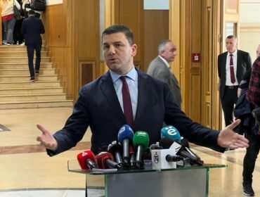 Krasniqi: E turpshme që Kurti krahason punëtorët me bandat kriminale në veri